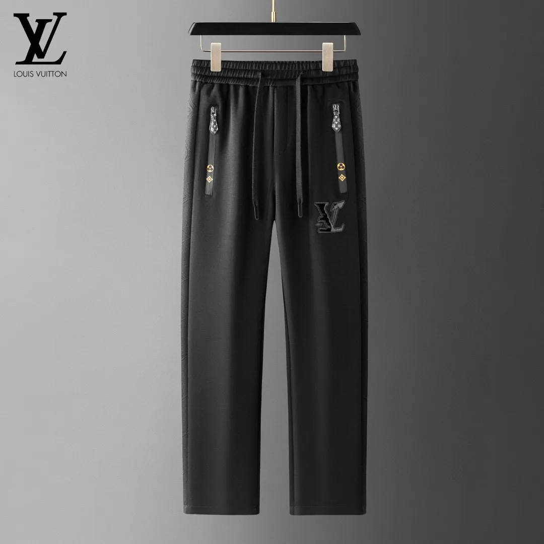 🅿️620 [LV Louis Vuitton] hot-selling suit is coming. Focus on the original version of the official website. 2025 new hot-selling cardigan and sweatshirt suit. The original order is the best. 🇭🇰The meticulous work of top designers. It has a fitting and perfect upper body effect. All-natural high-quality Tencel Roman cotton 100%, close-fitting comfort, noble and elegant! Original hardware embodies elegance and nobility! Counter size: M-4XL (up to 190 pounds)
